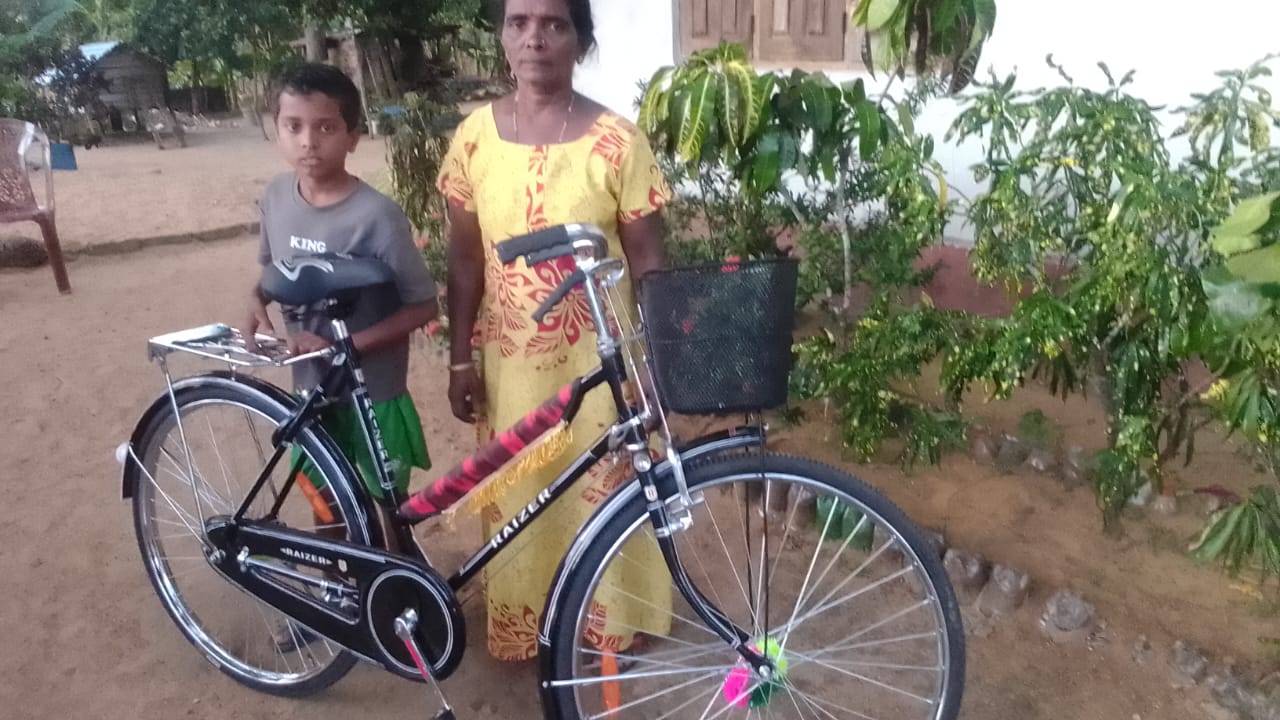 கல்விக்கு கரம் கொடுப்போம்” திட்டத்தின் கீழ், மாணவர்களுக்கான துவிச்சக்கரவண்டி